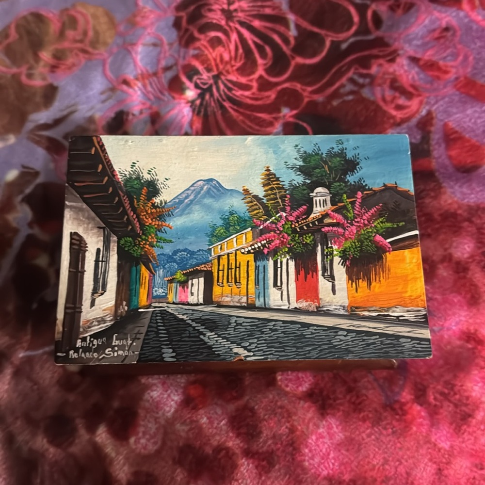 Handpainted wooden trinket box of Guatemala